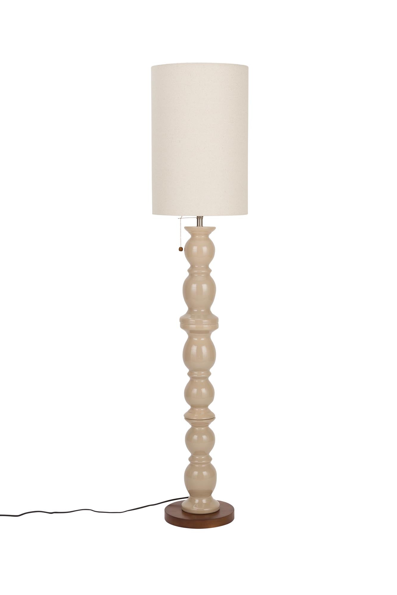 Die Brew Stehleuchte von Zuiver: Elegantes Design aus Keramik und Walnussholz, inspiriert von Kaffeetassen, für ein warmes Ambiente.