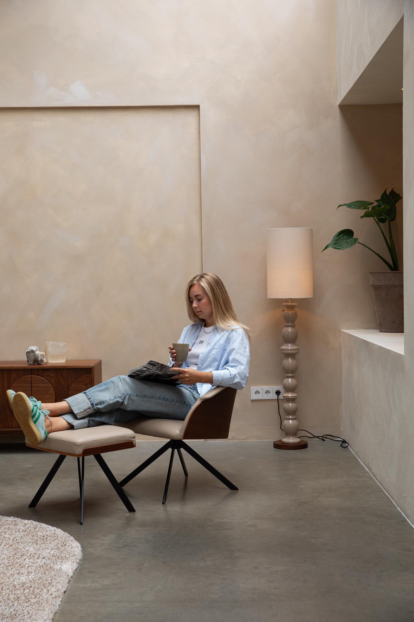 Die Brew Stehleuchte von Zuiver vereint modernes Design und Funktionalität, ideal für stilvolle Wohnräume.