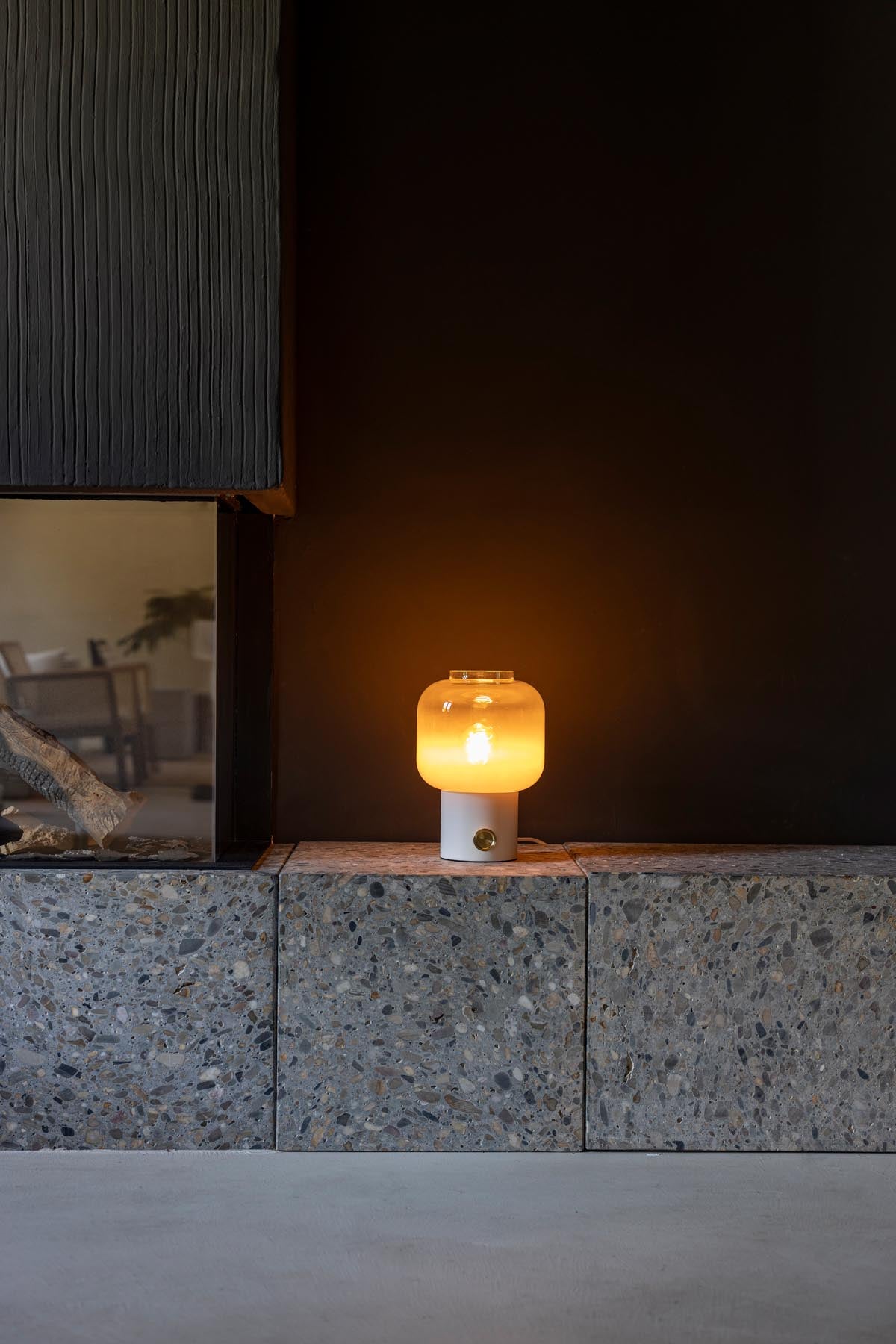 Tischleuchte Moody in Weiss präsentiert im Onlineshop von KAQTU Design AG. Tischleuchte ist von Zuiver