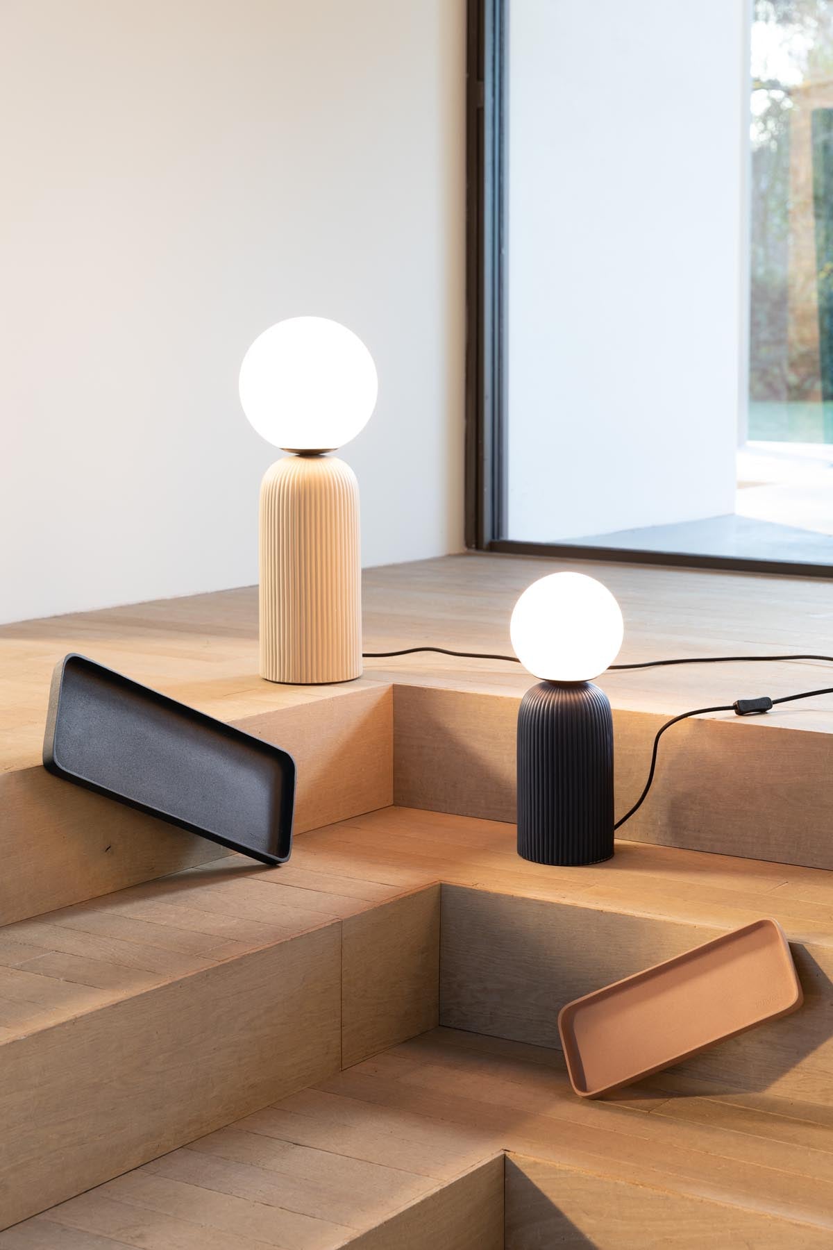 Tischleuchte DASH S ROYAL in Blau präsentiert im Onlineshop von KAQTU Design AG. Tischleuchte ist von Zuiver
