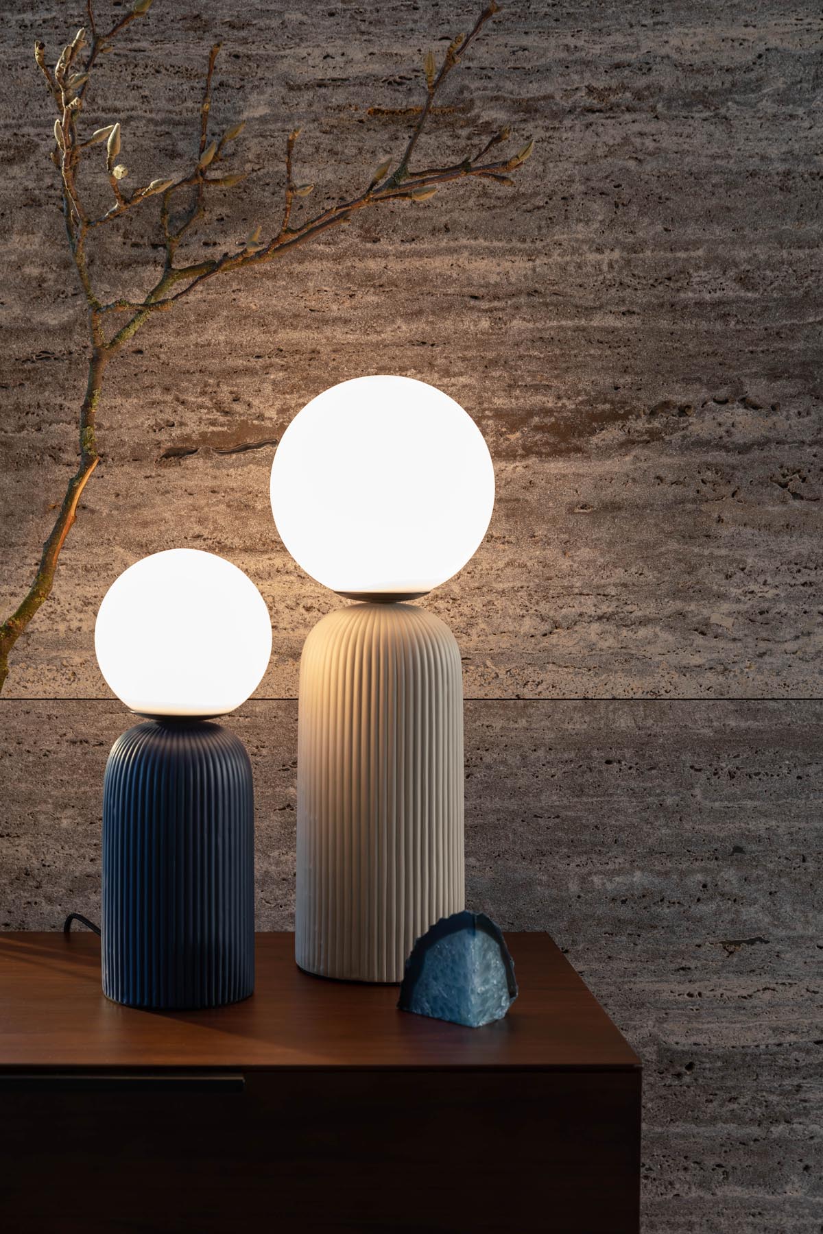 Tischleuchte DASH M in Braun präsentiert im Onlineshop von KAQTU Design AG. Tischleuchte ist von Zuiver