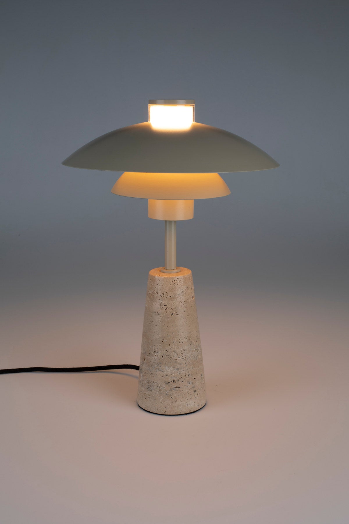 Cole Tischlampe in beige präsentiert im Onlineshop von KAQTU Design AG. Tischleuchte ist von Zuiver