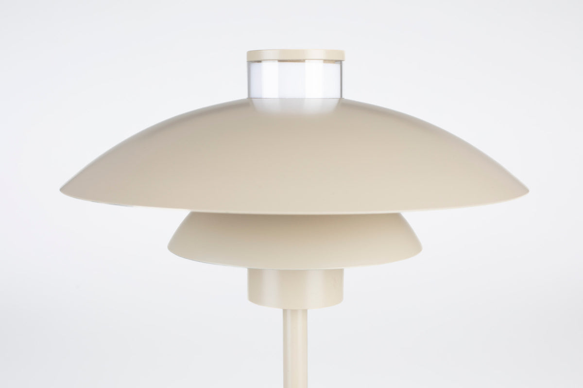 Cole Tischlampe in beige präsentiert im Onlineshop von KAQTU Design AG. Tischleuchte ist von Zuiver