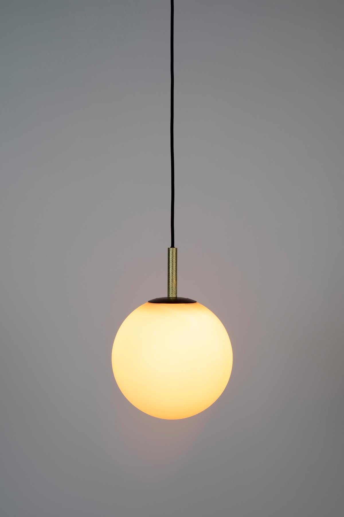 Pendellampe Orion in Weiss präsentiert im Onlineshop von KAQTU Design AG. Pendelleuchte ist von Zuiver