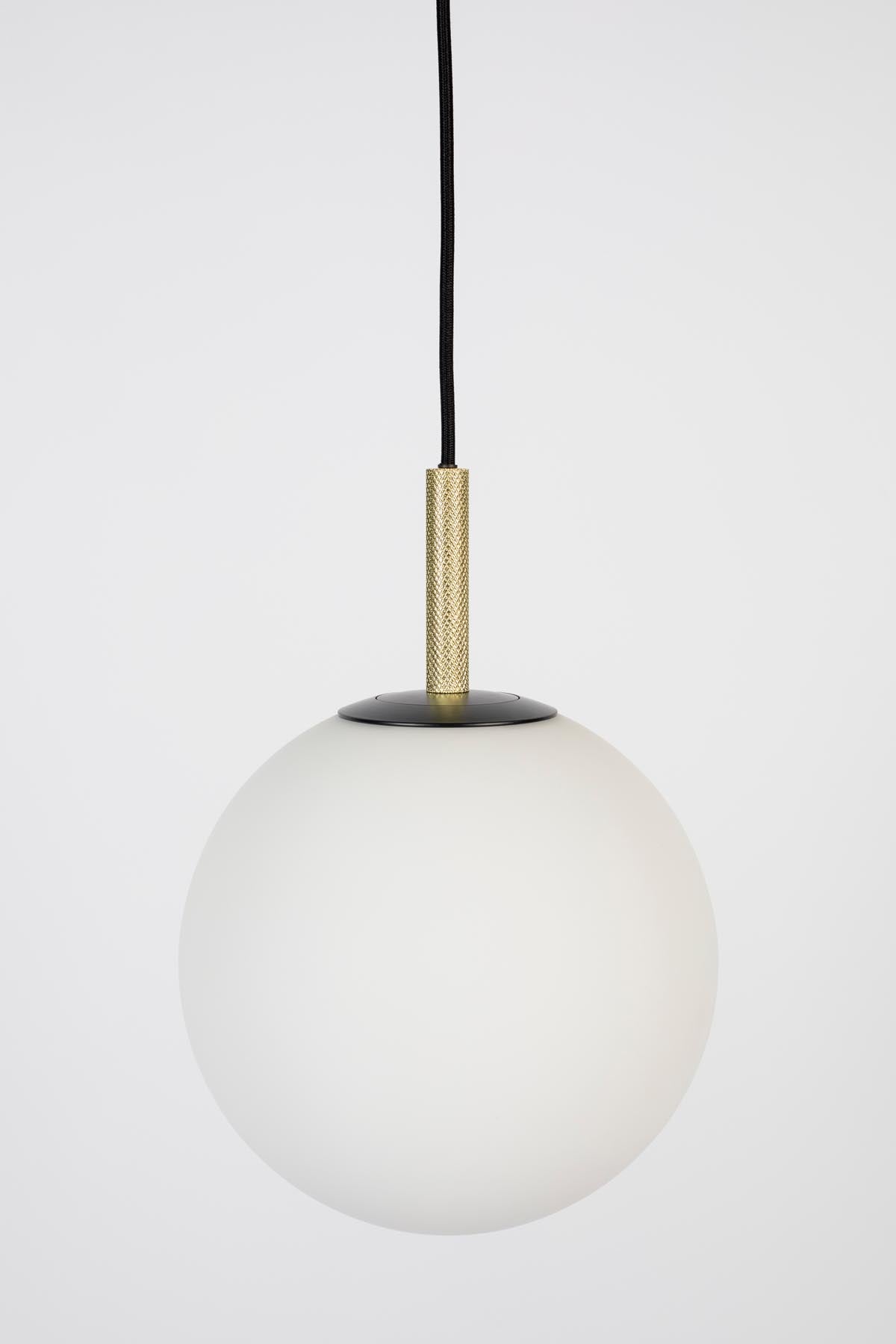 Pendellampe Orion in Weiss präsentiert im Onlineshop von KAQTU Design AG. Pendelleuchte ist von Zuiver