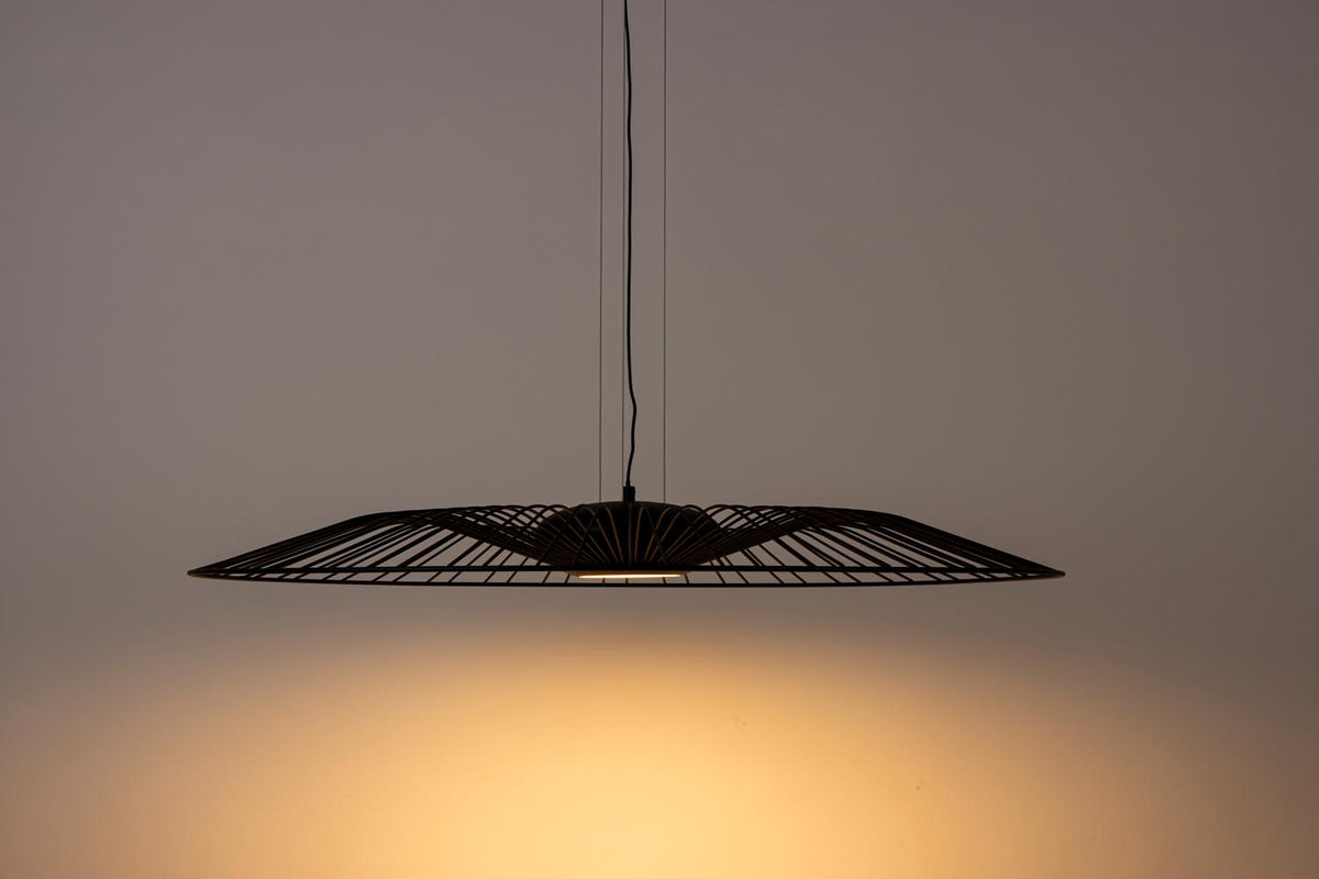 Schwarze Pendelleuchte Spider von Zuiver aus Metall mit offenem, rundem Schirm und schwarzem Textilkabel, hängend an der Decke.