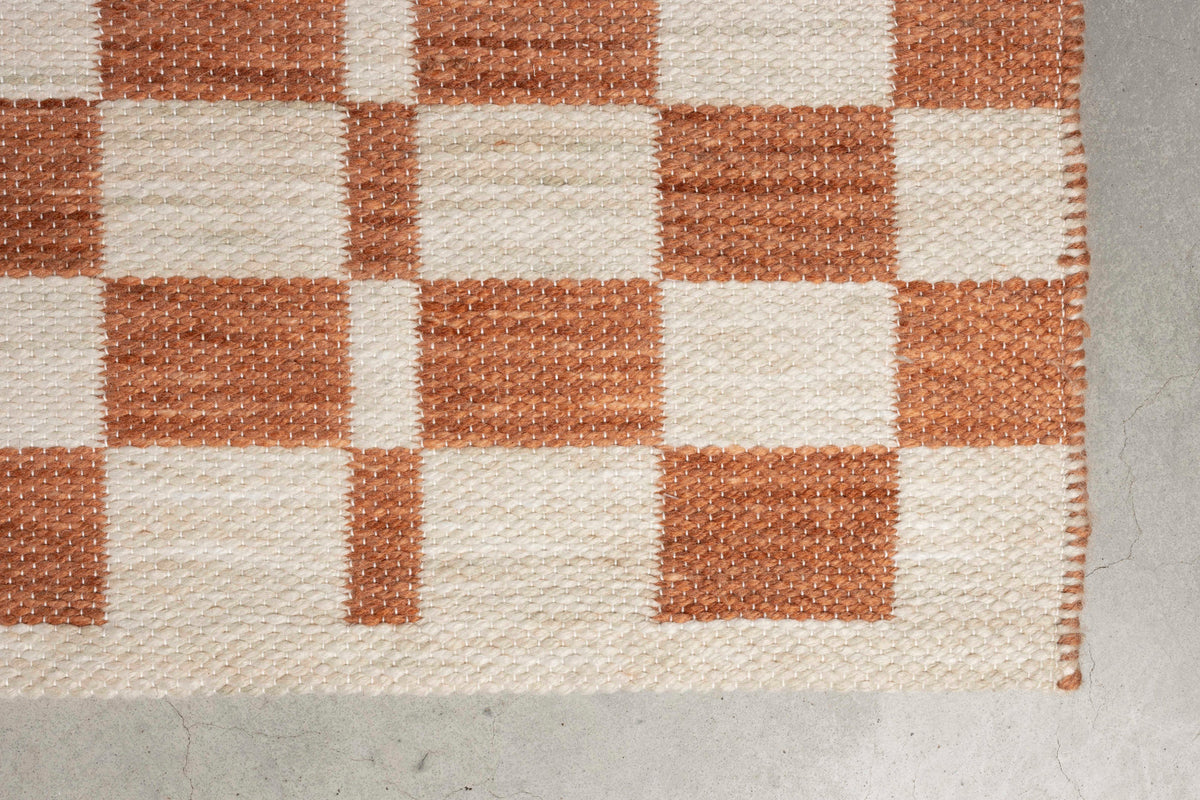 Teppich Checker in beige präsentiert im Onlineshop von KAQTU Design AG. Teppich ist von Zuiver