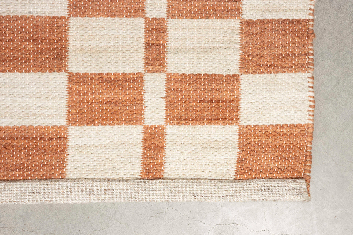Teppich Checker in beige präsentiert im Onlineshop von KAQTU Design AG. Teppich ist von Zuiver