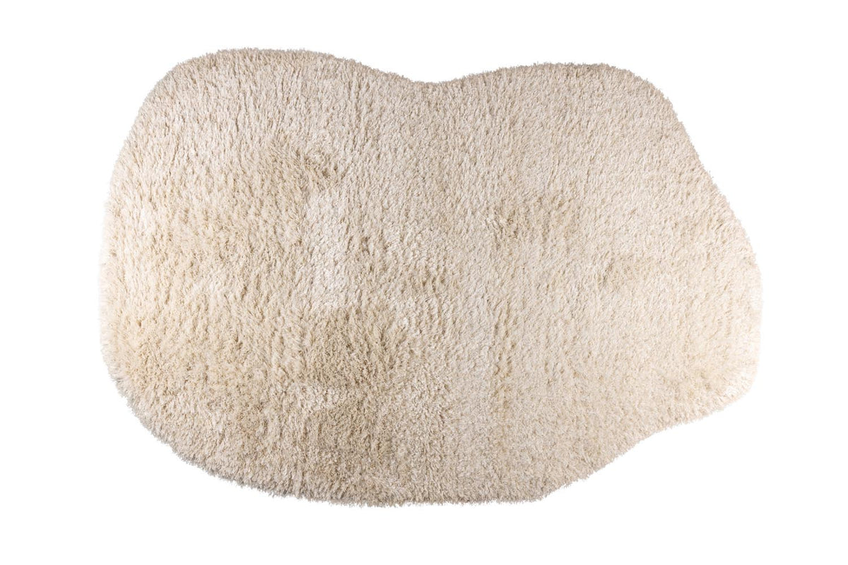 Beige Wollteppich Tasty von Zuiver mit organischer Form, hochflorige Oberseite und Rückseite aus Jute, im Innenbereich.