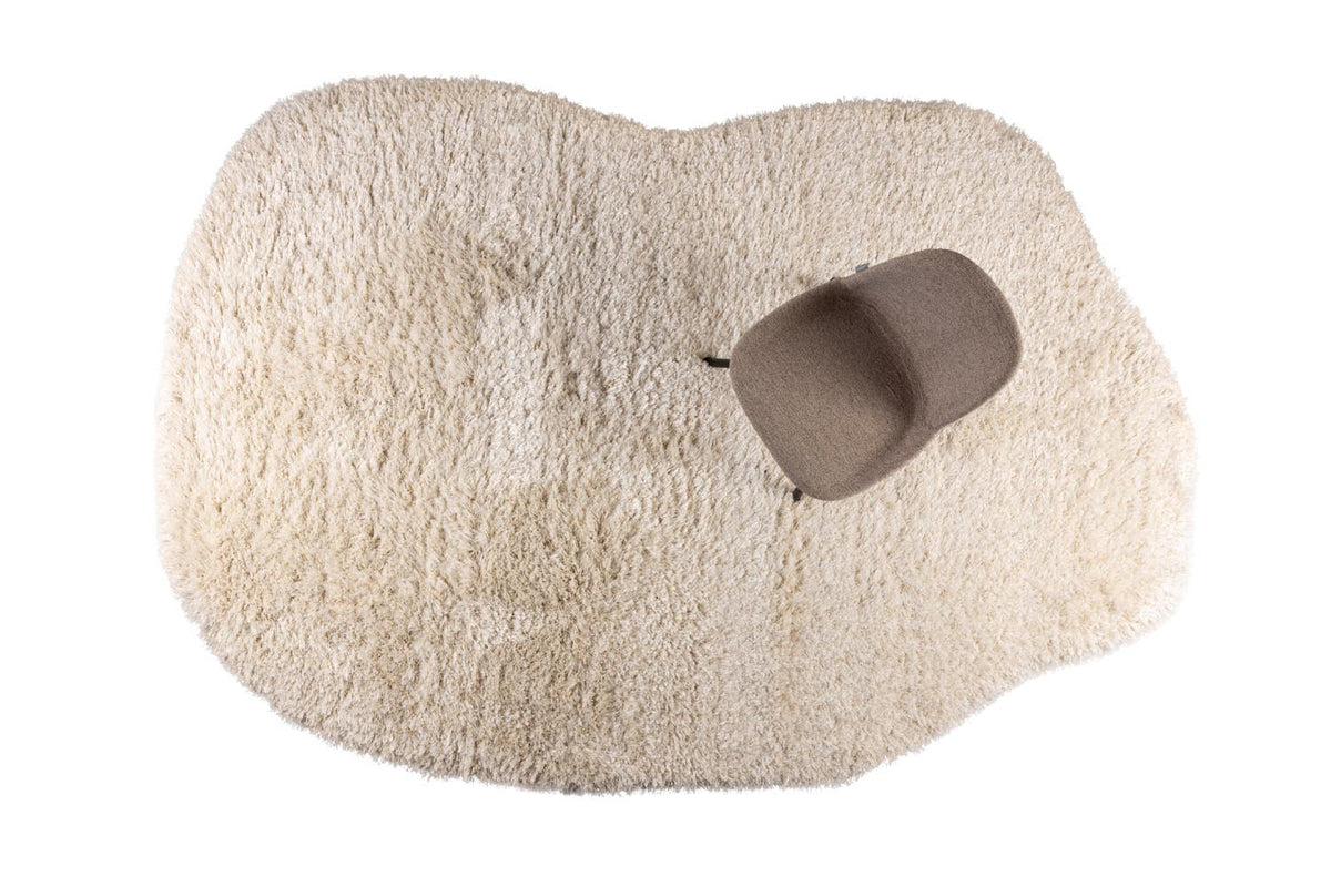 Beige Wollteppich Tasty von Zuiver mit organischer Form, hochflorige Oberseite und Rückseite aus Jute, im Innenbereich.