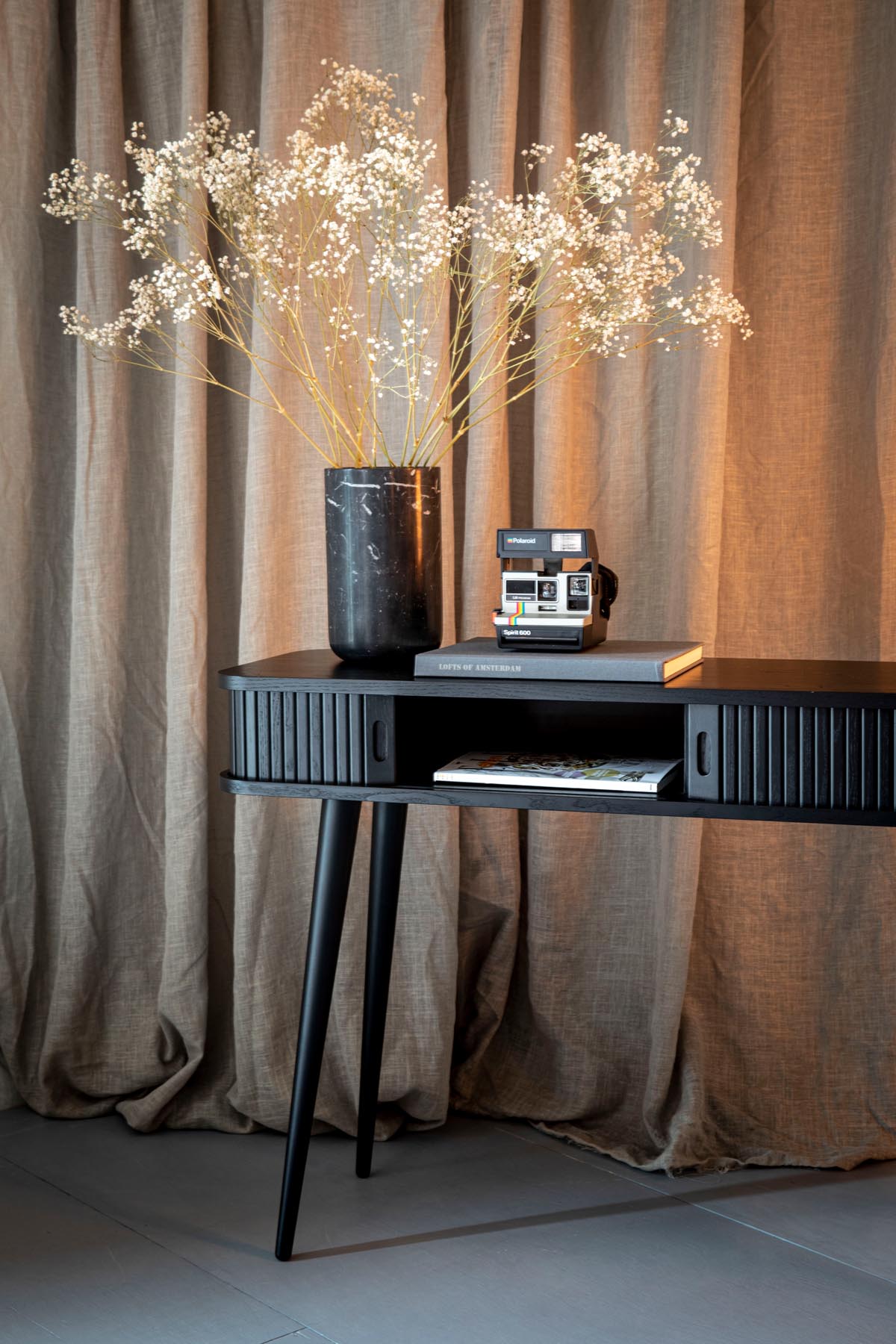 Vase Fajen in Schwarz präsentiert im Onlineshop von KAQTU Design AG. Vase ist von Zuiver