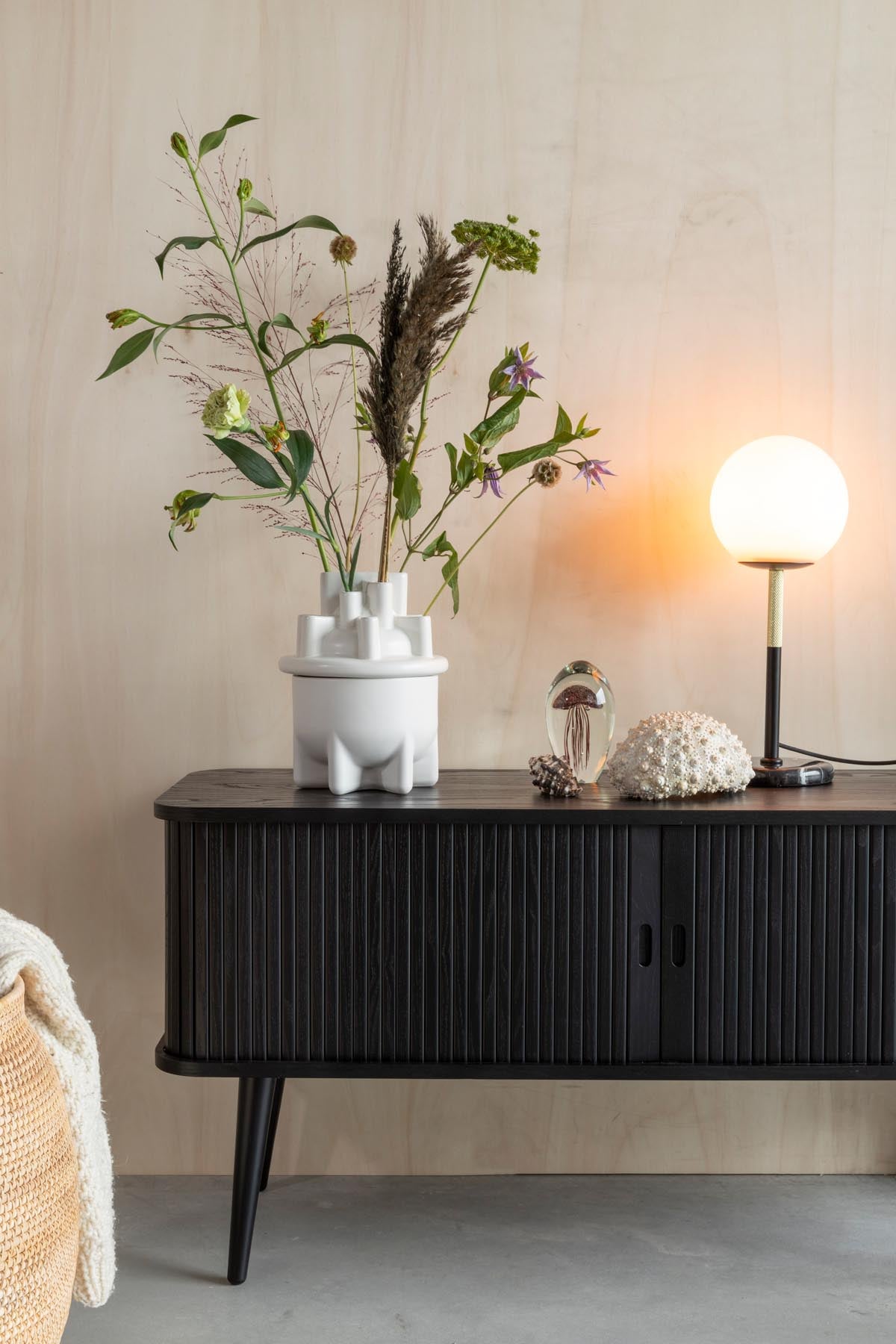 Vase Bassin in Weiss präsentiert im Onlineshop von KAQTU Design AG. Vase ist von Zuiver
