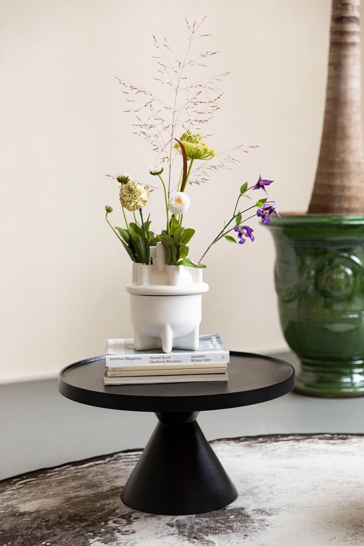 Vase Bassin in Weiss präsentiert im Onlineshop von KAQTU Design AG. Vase ist von Zuiver