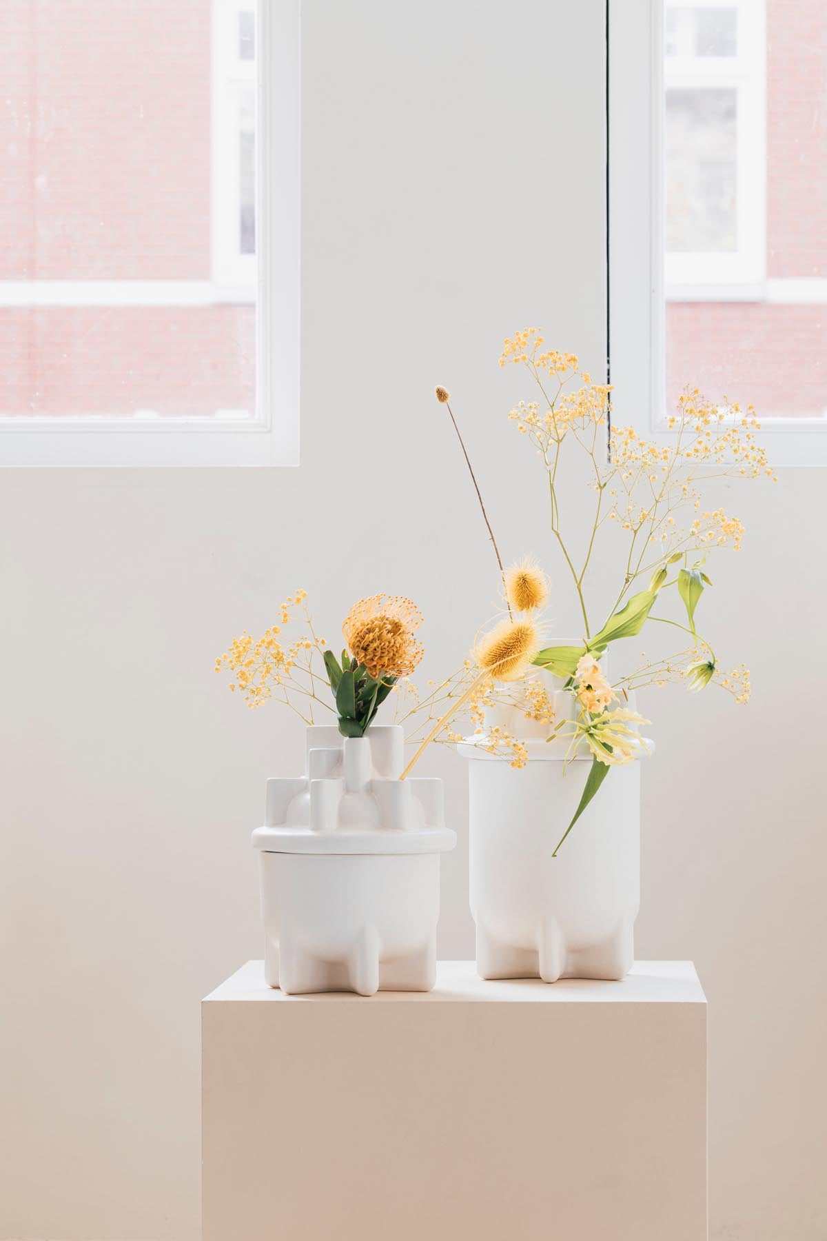 Vase Bassin in Weiss präsentiert im Onlineshop von KAQTU Design AG. Vase ist von Zuiver