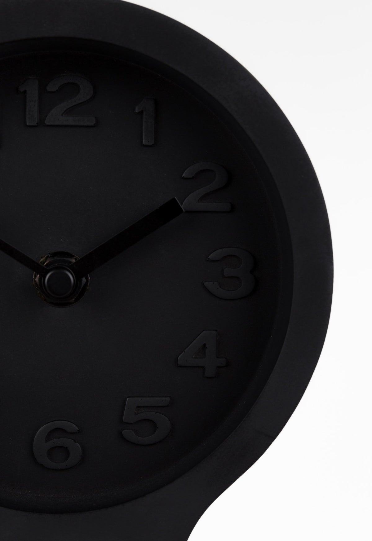 Wanduhr Time Pendulum mit Betongehäuse, Aluminiumzeigern und Pendel an der Wand