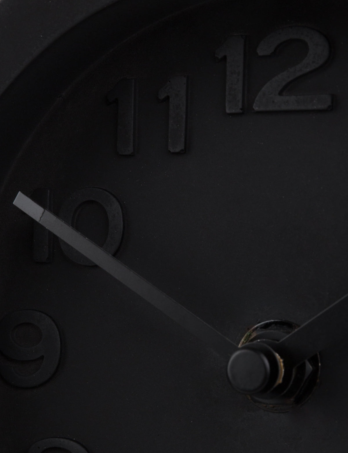 Wanduhr Time Pendulum mit Betongehäuse, Aluminiumzeigern und Pendel an der Wand