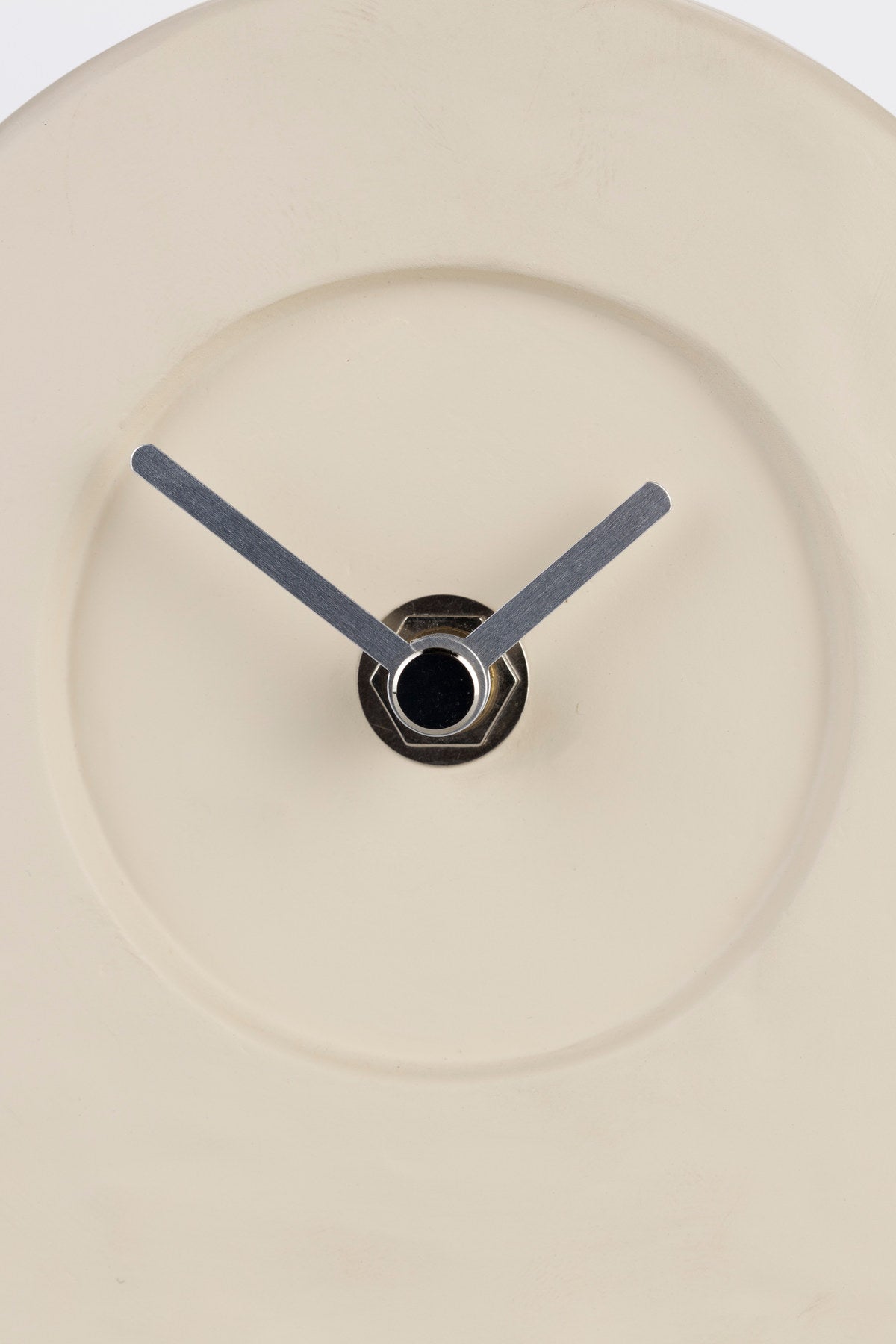 Beige Tischuhr Oma Uhr aus Keramik mit silberfarbenen Zeigern in Holzuhr-Optik