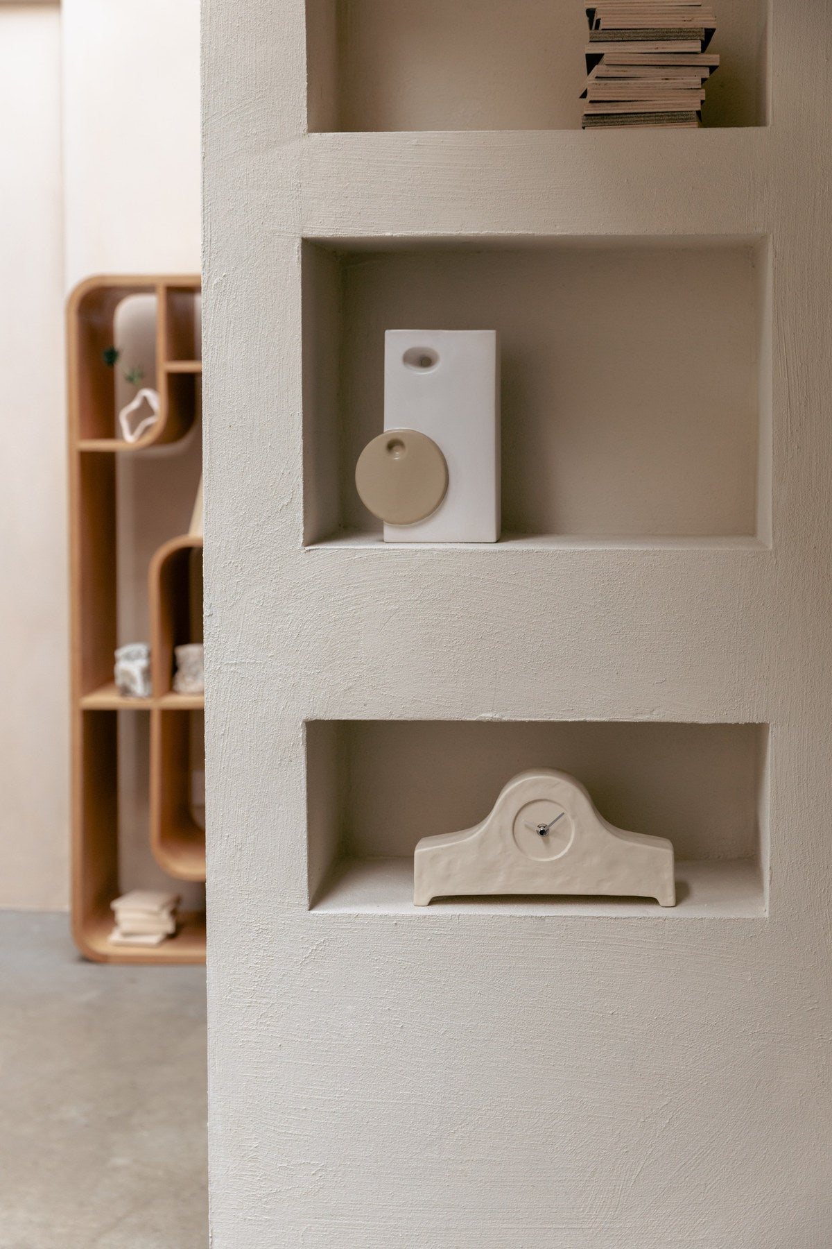 Beige Tischuhr Oma Uhr aus Keramik mit silberfarbenen Zeigern in Holzuhr-Optik
