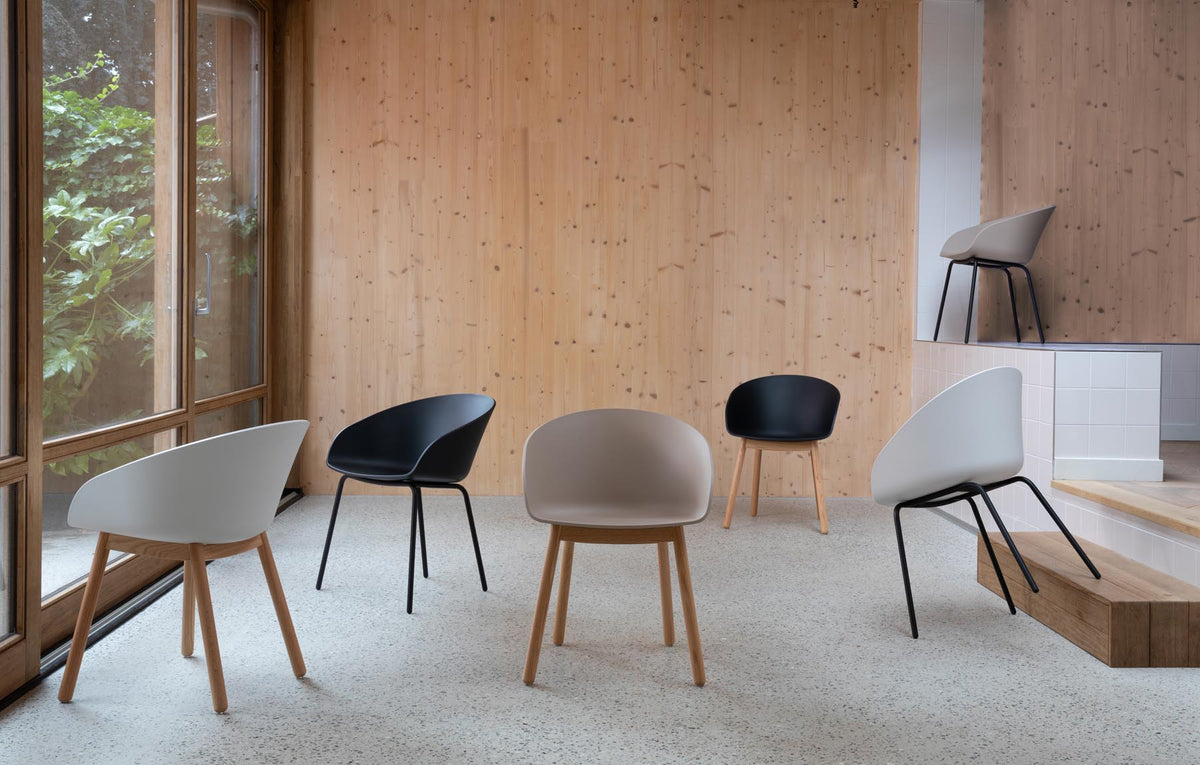 Void Sessel Latte Brown in Braun präsentiert im Onlineshop von KAQTU Design AG. Stuhl mit Armlehne ist von Zuiver
