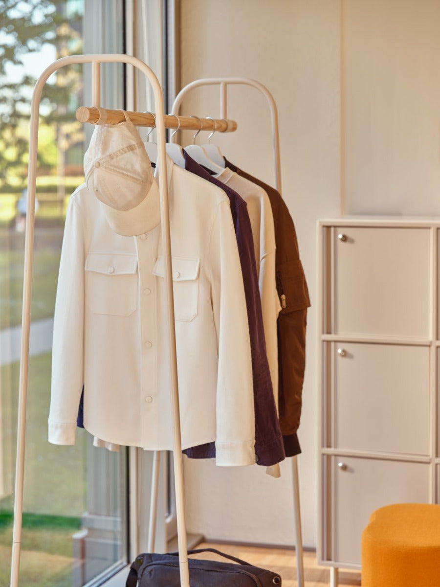 Mono MN01 - Kleiderständer in Ziegelrot präsentiert im Onlineshop von KAQTU Design AG. Kleiderständer ist von Mdd