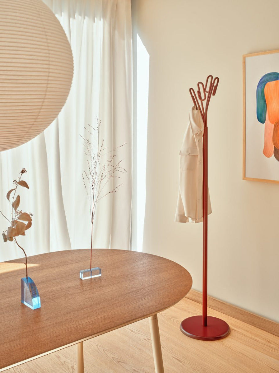 Clip CP01 - Kleiderständer in Ziegelrot präsentiert im Onlineshop von KAQTU Design AG. Kleiderständer ist von Mdd