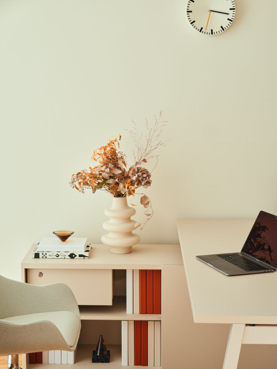 Ogi M BOM20 - Schreibtisch mit Schrank in präsentiert im Onlineshop von KAQTU Design AG. Schreibtisch ist von Mdd