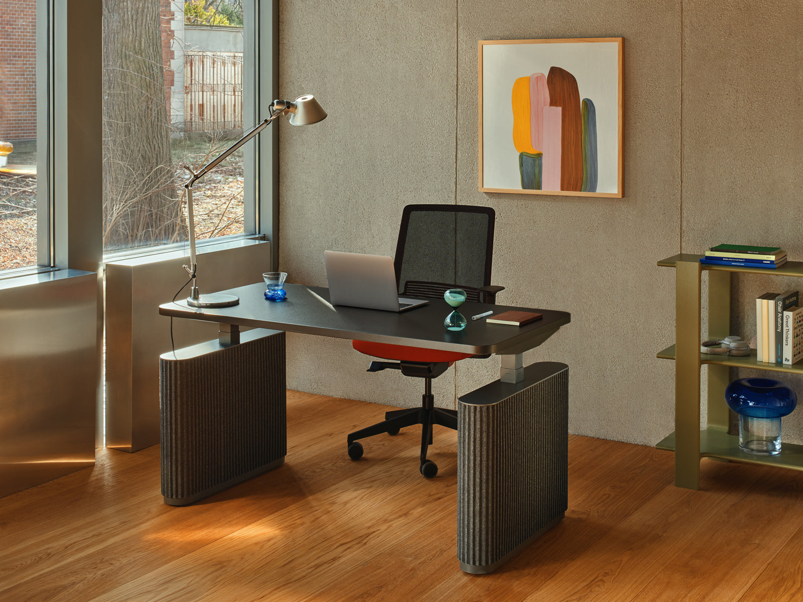 Ogi Drive BODF60 - elektrisch höhenverstellbarer Schreibtisch mit Fußelementen aus Filz in Anthrazit präsentiert im Onlineshop von KAQTU Design AG. Schreibtisch ist von Mdd