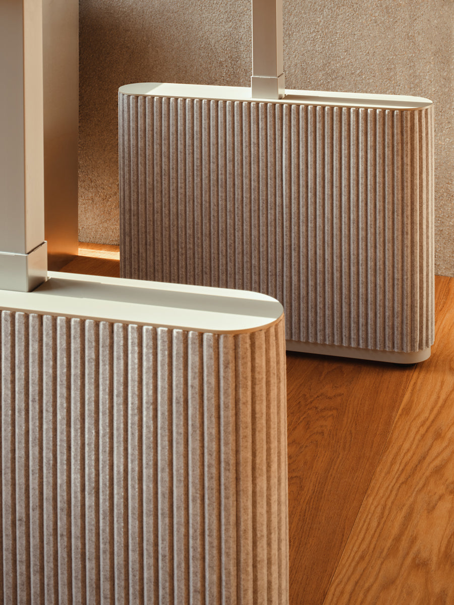 Ogi Drive BODF54 - elektrisch höhenverstellbarer Schreibtisch mit Fußelementen aus Filz in Anthrazit präsentiert im Onlineshop von KAQTU Design AG. Schreibtisch ist von Mdd