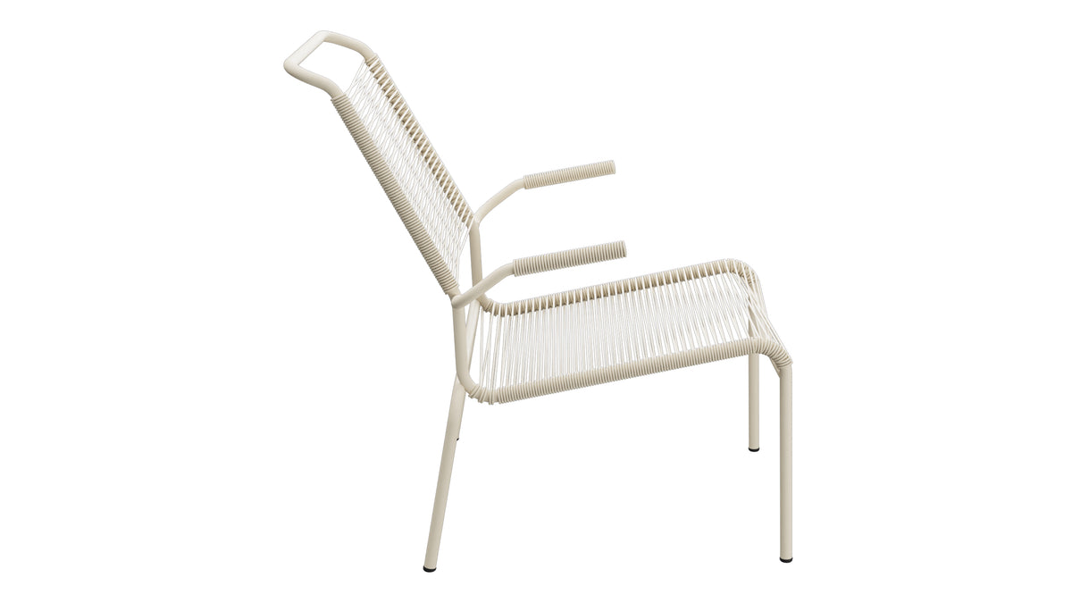 Säntis Lounger Spaghetti mit Armlehne Hochlehner in Pastellsand präsentiert im Onlineshop von KAQTU Design AG. Outdoor-Sessel mit Armlehnen ist von Schaffner
