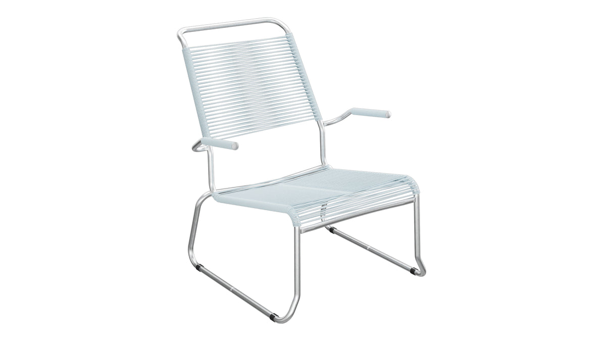 Säntis Spaghetti-Lounger mit Armlehne Hochlehner Kufen in Pastellblau präsentiert im Onlineshop von KAQTU Design AG. Outdoor-Sessel mit Armlehnen ist von Schaffner