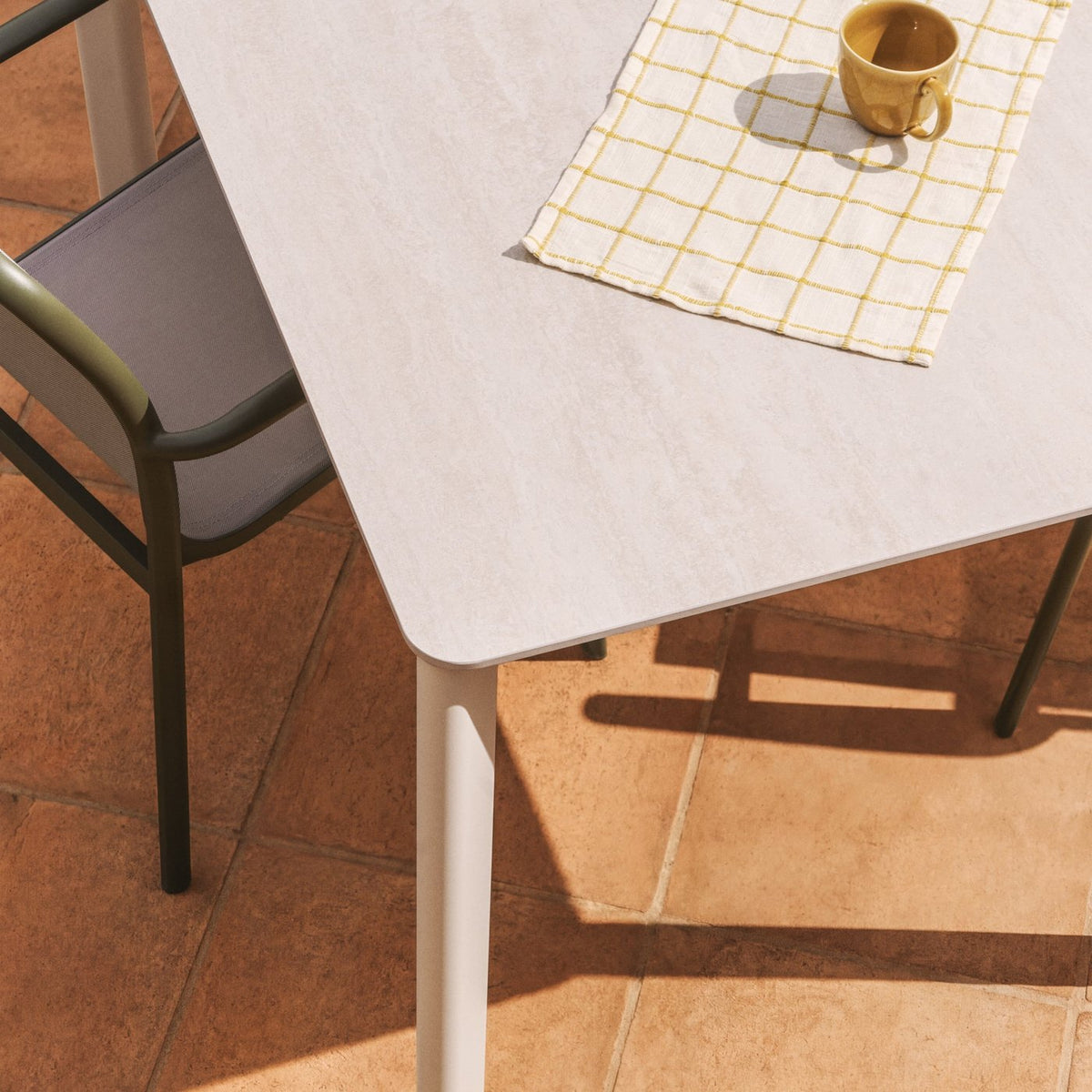 Anafi von Kave Home: Stein trifft Aluminium