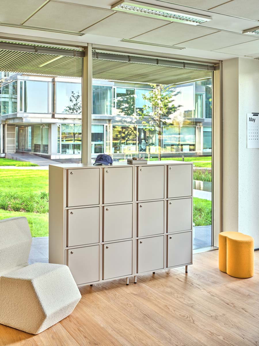 Locker Plus LKP01 - Locker-Typ Schließfachschrank in Rot präsentiert im Onlineshop von KAQTU Design AG. Büroschrank ist von Mdd