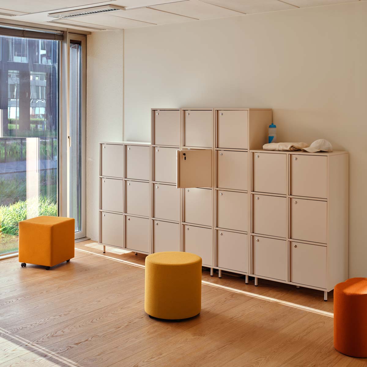 Locker Plus LKP05 - Locker-Typ Schließfachschrank in Rot präsentiert im Onlineshop von KAQTU Design AG. Büroschrank ist von Mdd
