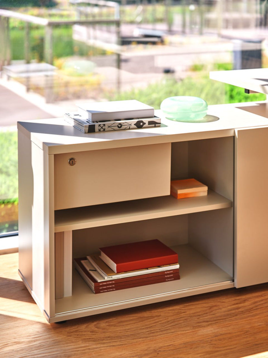 Ogi M BOM20 - Schreibtisch mit Schrank in präsentiert im Onlineshop von KAQTU Design AG. Schreibtisch ist von Mdd