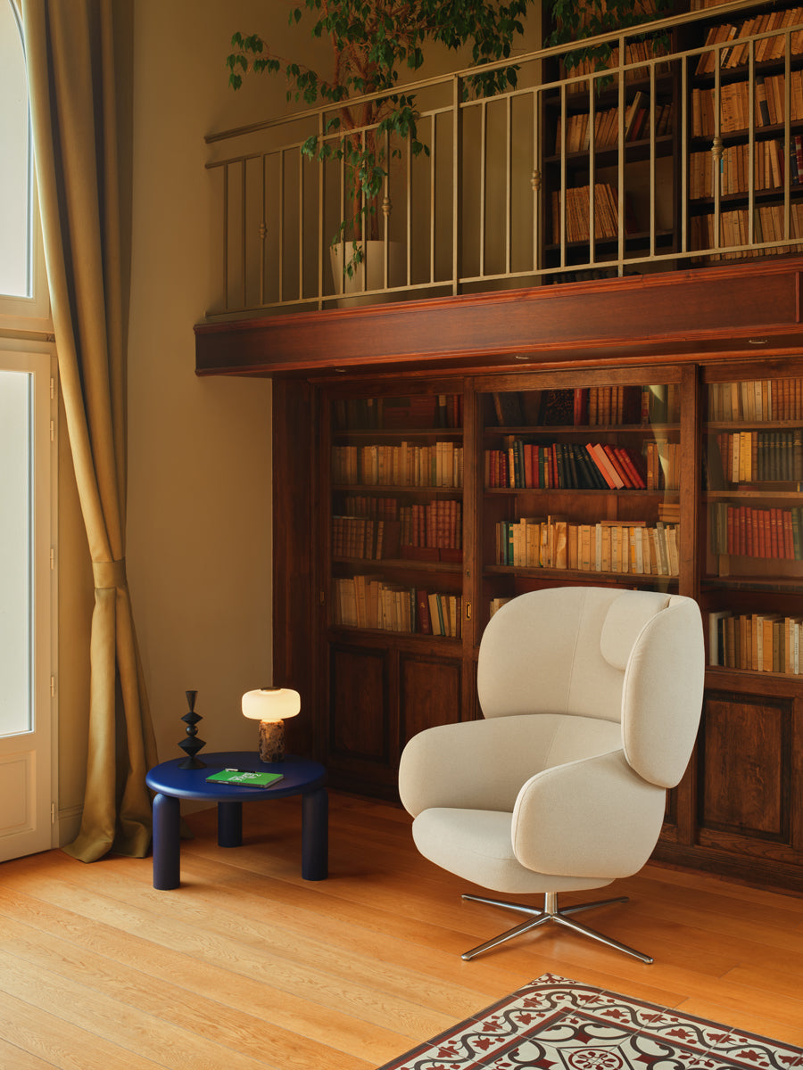 Grand Grace GRF03 - Sessel mit Kopfstütze Drehbasis in Sepia präsentiert im Onlineshop von KAQTU Design AG. Drehsessel ist von Mdd