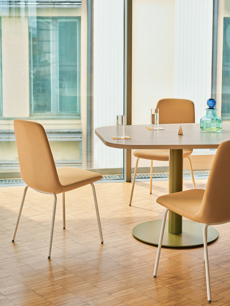 Ulti UKP16 - Stuhl 4-Bein-Gestell in präsentiert im Onlineshop von KAQTU Design AG. Stuhl ist von Mdd