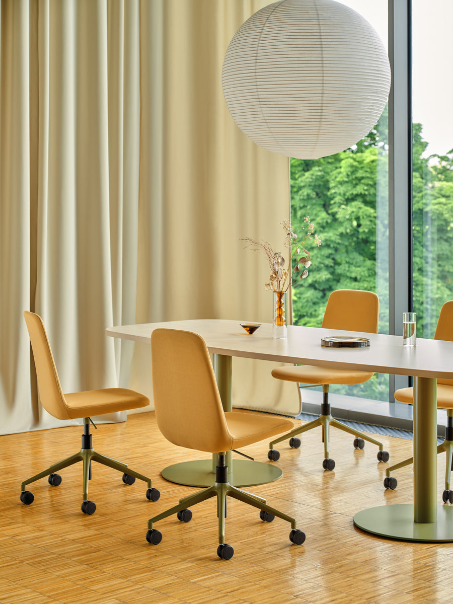 Ulti UKP22 - Stuhl mit Höhenverstellung in Blau präsentiert im Onlineshop von KAQTU Design AG. Dreh-Schalenstuhl mit Rollen ist von Mdd