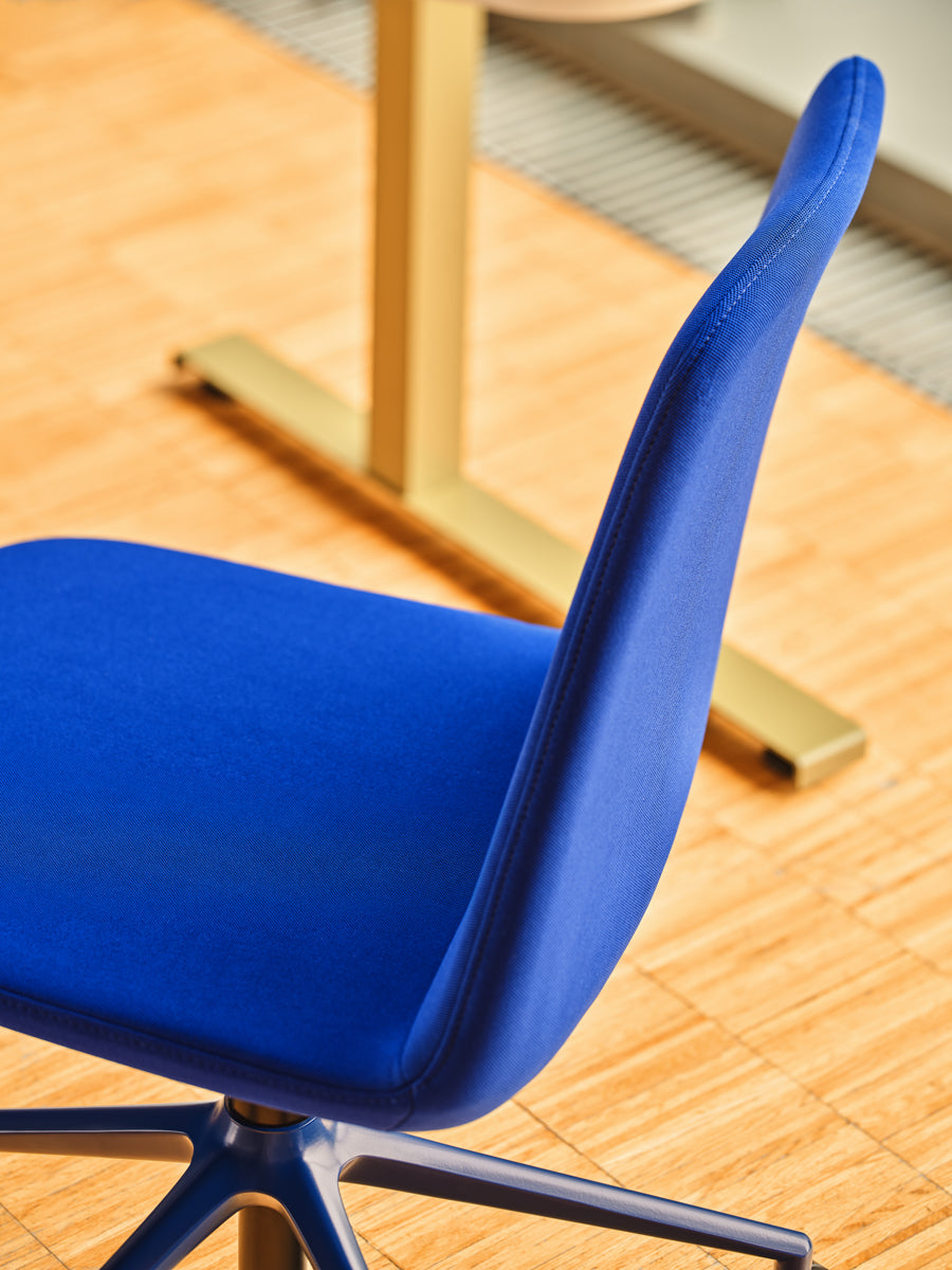 Ulti UKP22 - Stuhl mit Höhenverstellung in Blau präsentiert im Onlineshop von KAQTU Design AG. Dreh-Schalenstuhl mit Rollen ist von Mdd