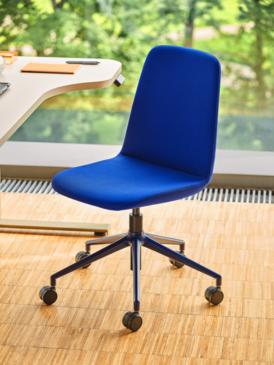 Ulti UKP22 - Stuhl mit Höhenverstellung in Blau präsentiert im Onlineshop von KAQTU Design AG. Dreh-Schalenstuhl mit Rollen ist von Mdd