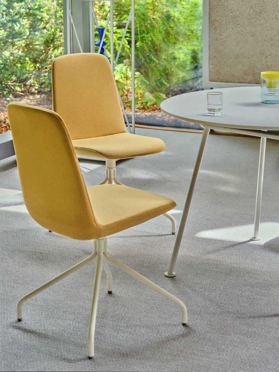 Ulti UKP19 - Stuhl Drehbasis in Anthrazit präsentiert im Onlineshop von KAQTU Design AG. Drehstuhl ist von Mdd