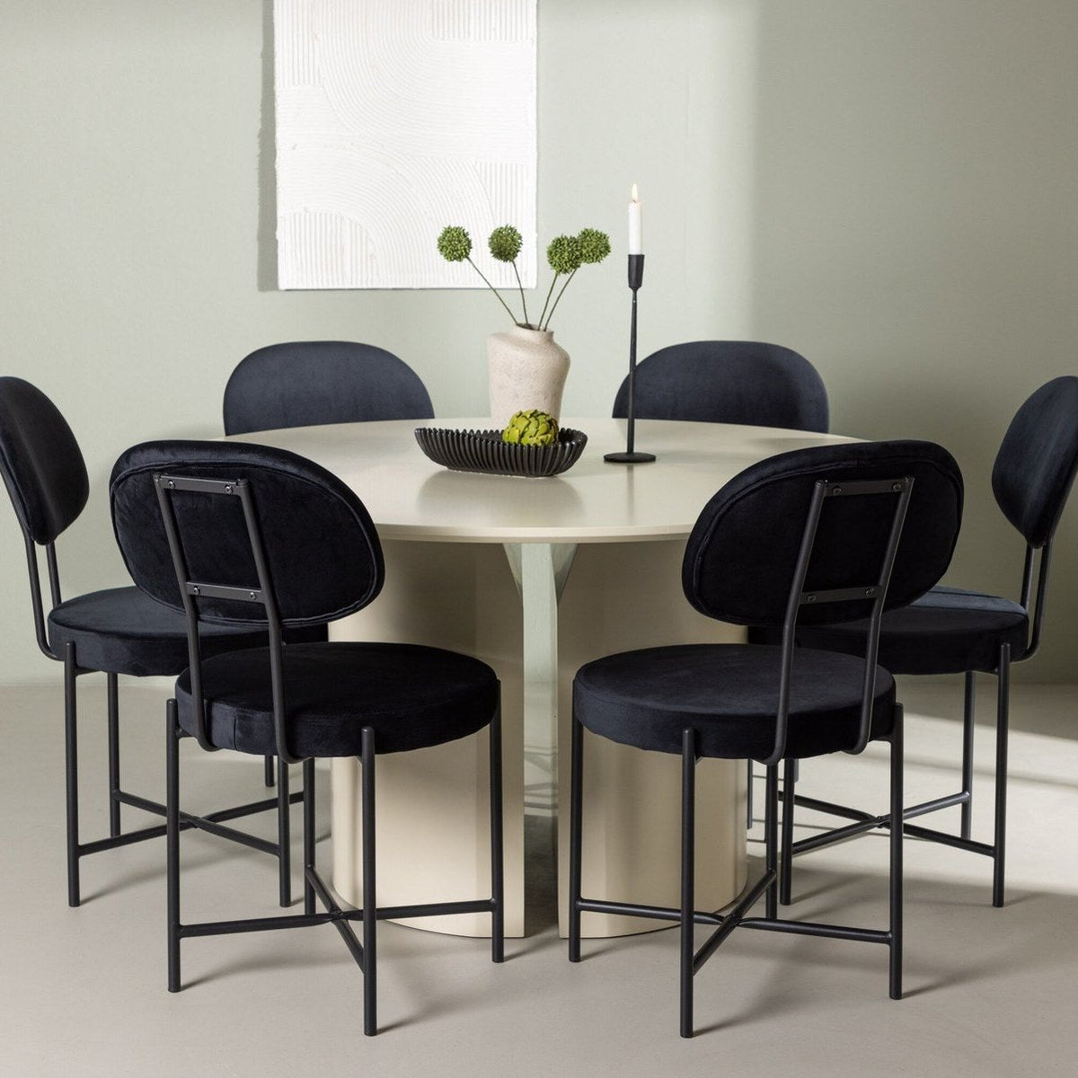 Stella von Venture Home: Ein Stuhl, viele Tische