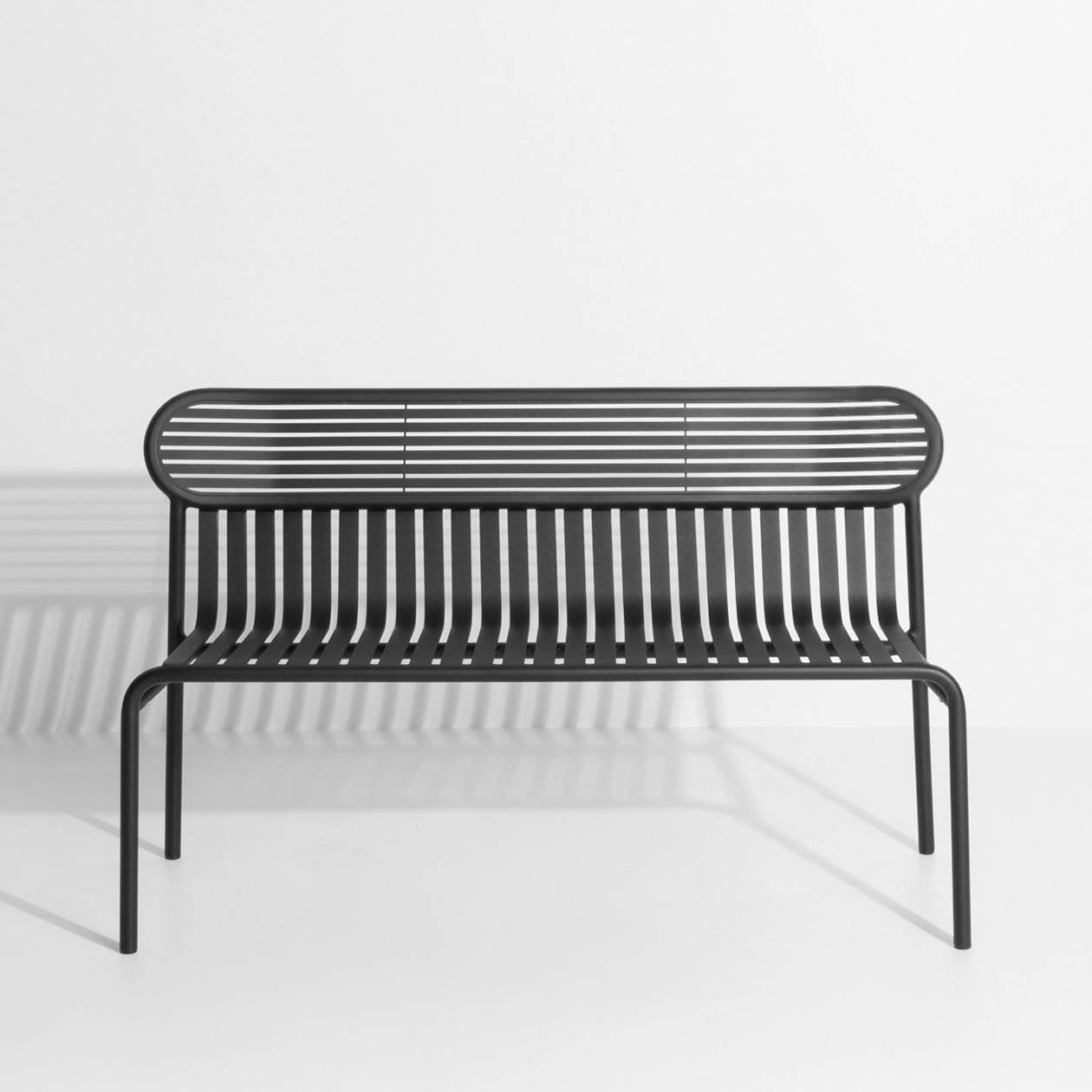 Week-End Gartenbank mit Armlehne in Black präsentiert im Onlineshop von KAQTU Design AG. Gartenbank ist von Petite Friture