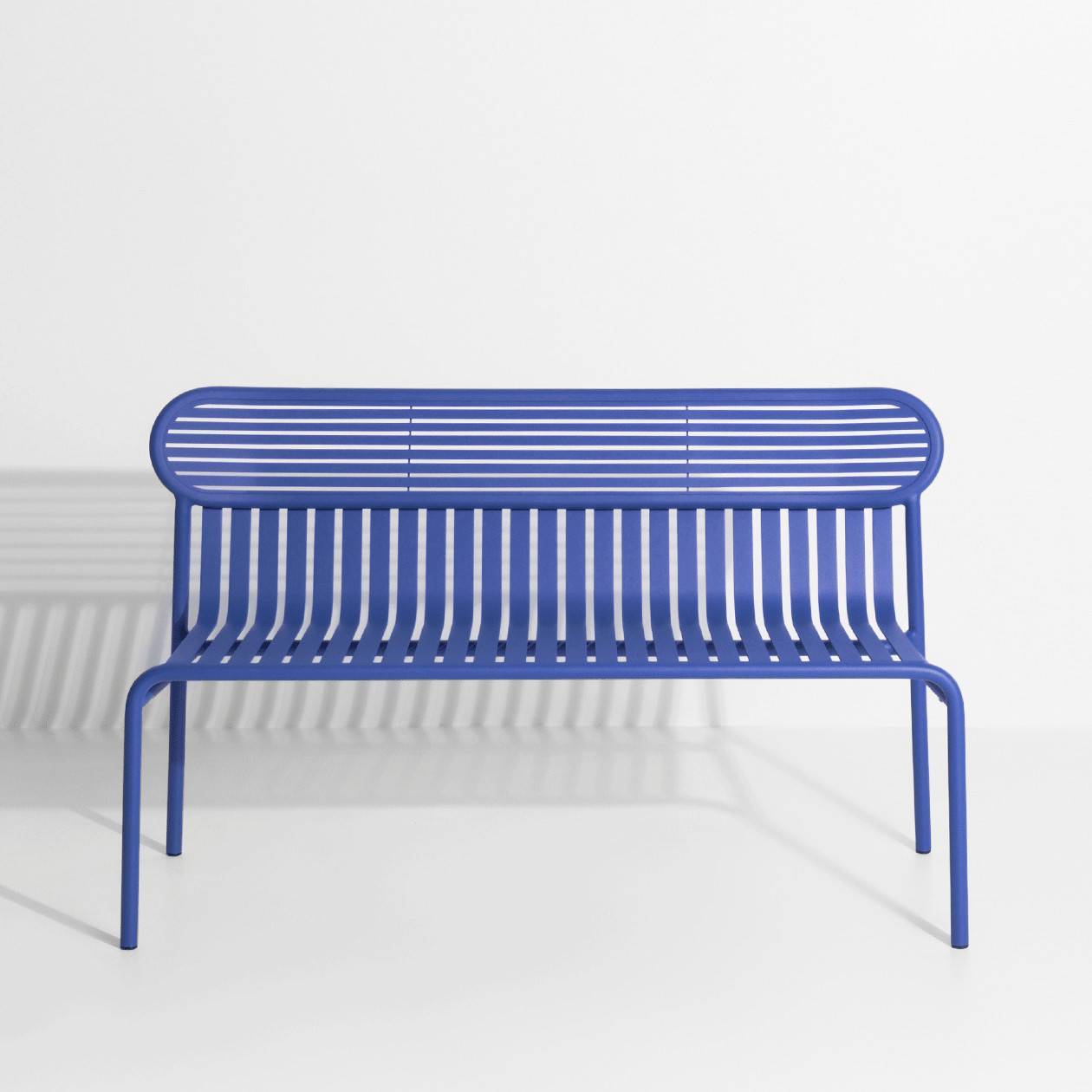 Week-End Gartenbank mit Armlehne in Blue präsentiert im Onlineshop von KAQTU Design AG. Gartenbank ist von Petite Friture