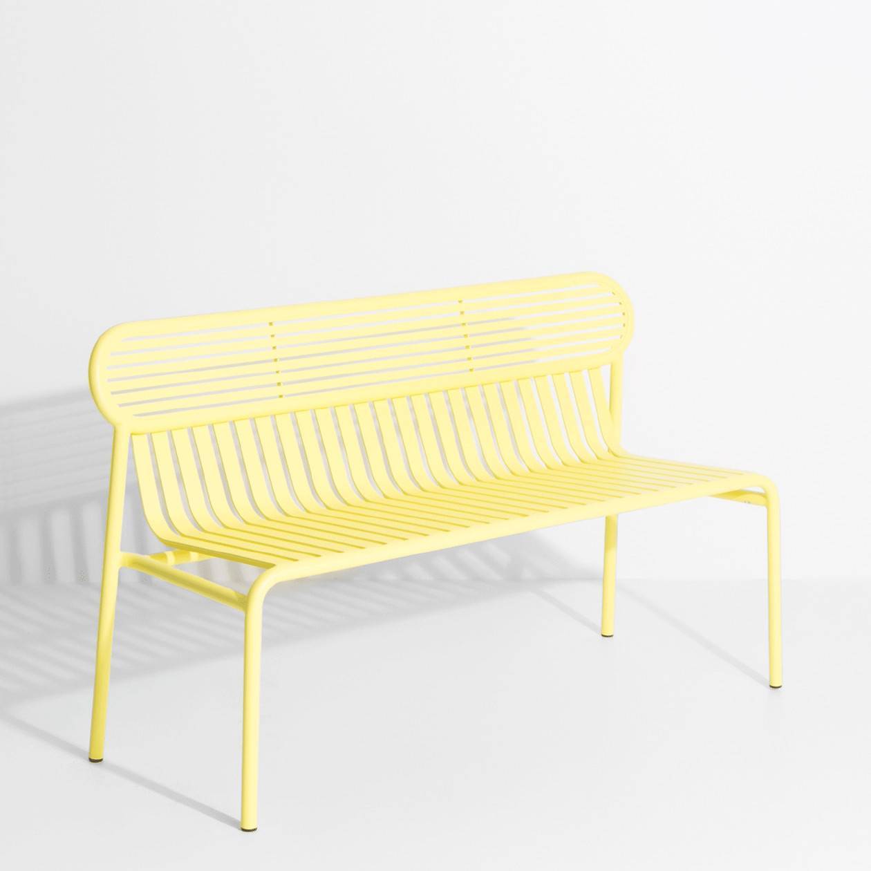 Week-End Gartenbank mit Armlehne in Yellow präsentiert im Onlineshop von KAQTU Design AG. Gartenbank ist von Petite Friture