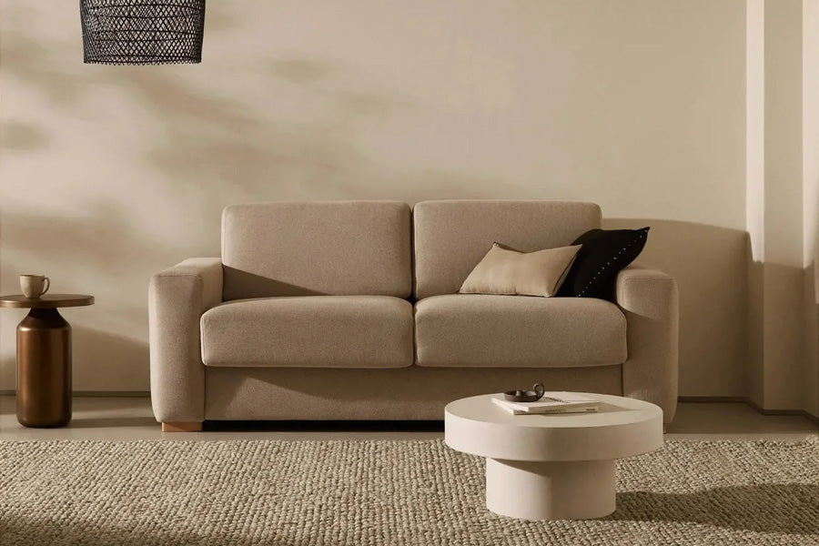 Anley 2-Sitzer Bettsofa von Kave Home in Beige, modernes Sofa mit italienischem Klappmechanismus, wandelbar zu einem 140×190 cm Bett, FSC-zertifiziertes Holzgestell.