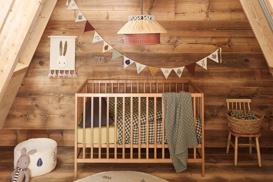 Gitterbett Shantal aus massiver Buche mit natürlichem Finish, 60 × 120 cm – stabiles Babybett mit verstellbarem Lattenrost.