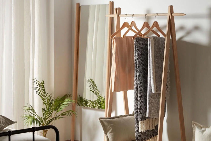 Natane Kleiderständer von Kave Home aus Eichenholz mit Rattanregal, minimalistisches und natürliches Design, ideal zum Aufhängen von Kleidung und zur Aufbewahrung von Accessoires im Flur oder Schlafzimmer.