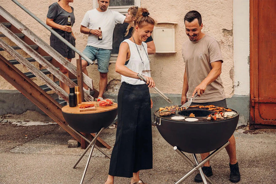 Outdoor-Feuerstelle von Höfats mit modernem, minimalistischem Design, das Funktionalität und Ästhetik für ein stilvolles Outdoor-Erlebnis vereint.