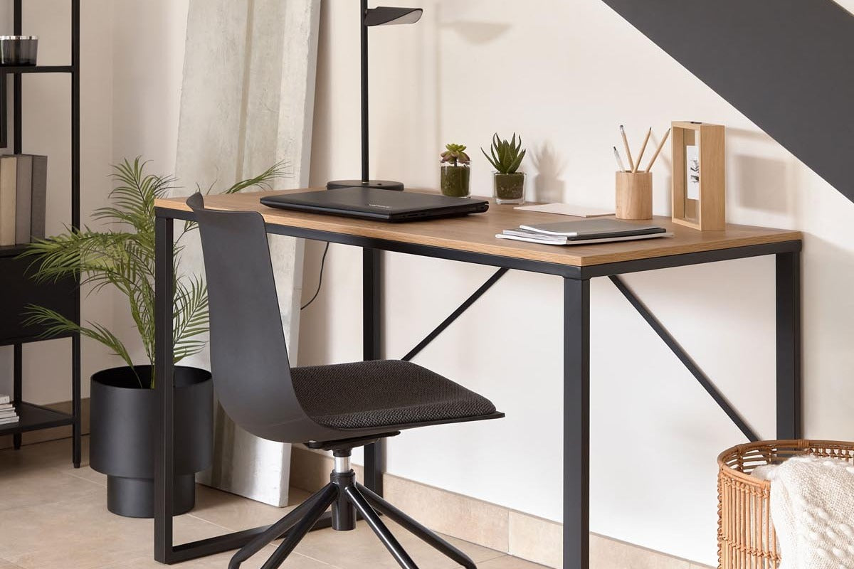 Modernes Büro als Social Hub: Entdecke, warum flexible Begegnungsräume für KMU essenziell sind. Mehr Teamgeist und Innovation fördern!