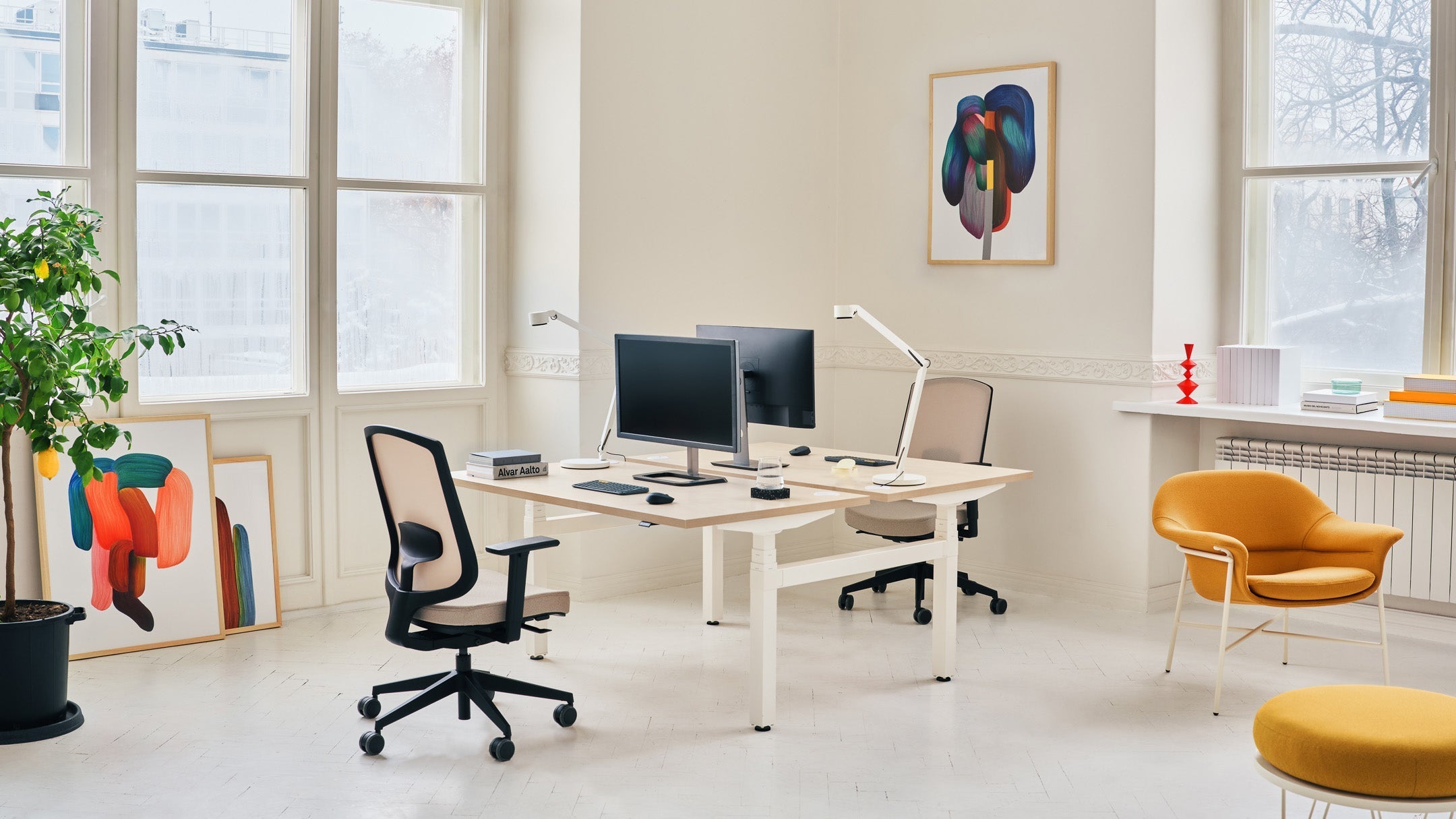 Ein inspirierendes Büro mit natürlichem Holz, ergonomischer Ausstattung und optimaler Beleuchtung fördert Wohlbefinden und Fokus – für produktives Arbeiten.